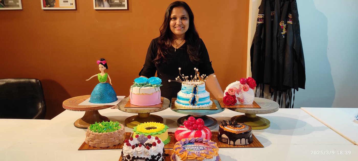 Students with certificates and finished cakes